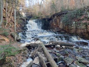 Vattenfall som rinner mellan två bergssidor.